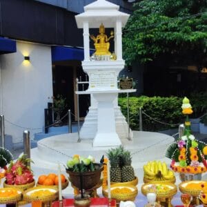 ศาลพระพรหมทององค์ใหญ่ พร้อมเครื่องบูชาผลไม้และดอกไม้