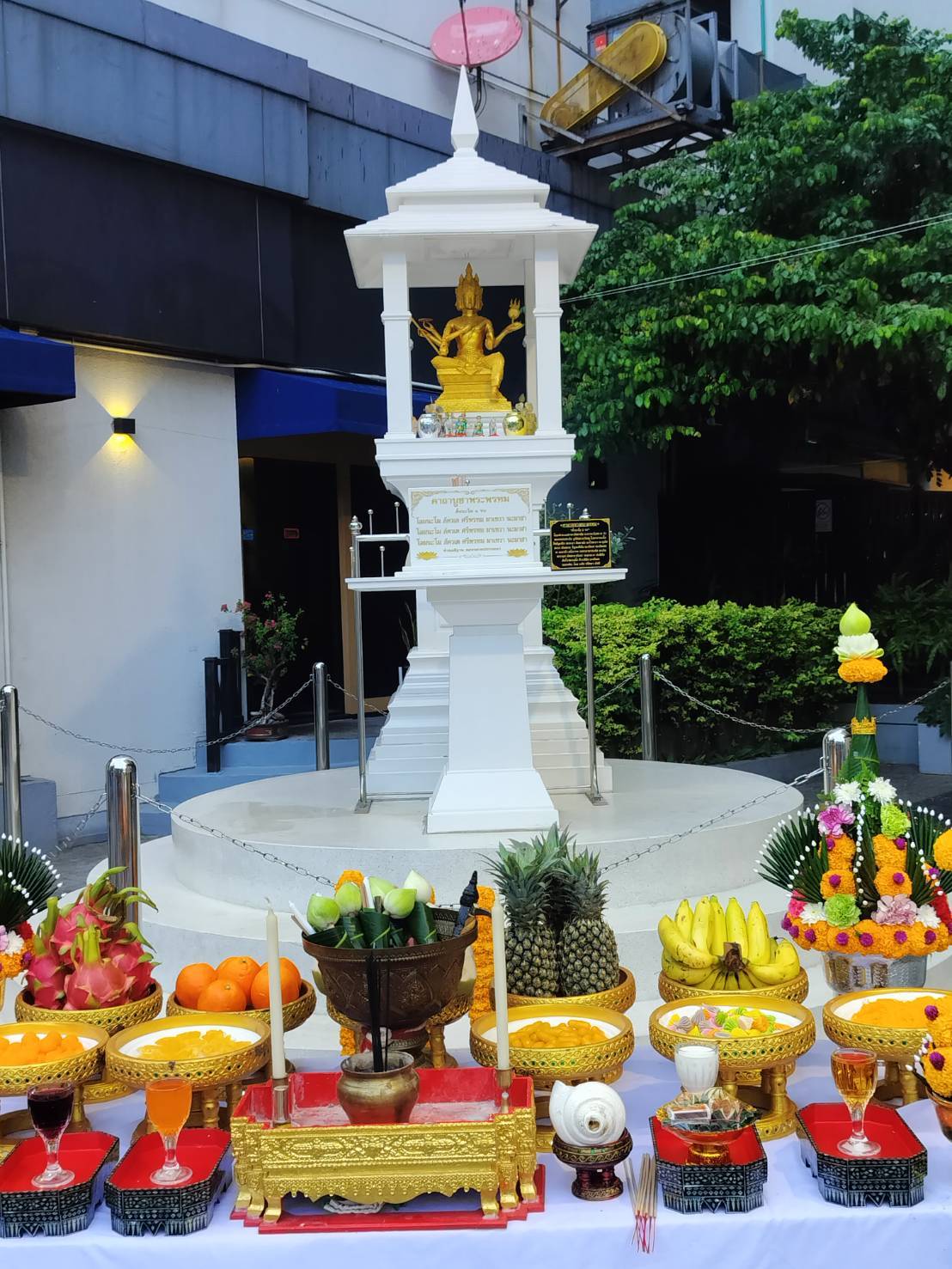 ศาลพระพรหมทององค์ใหญ่ พร้อมเครื่องบูชาผลไม้และดอกไม้