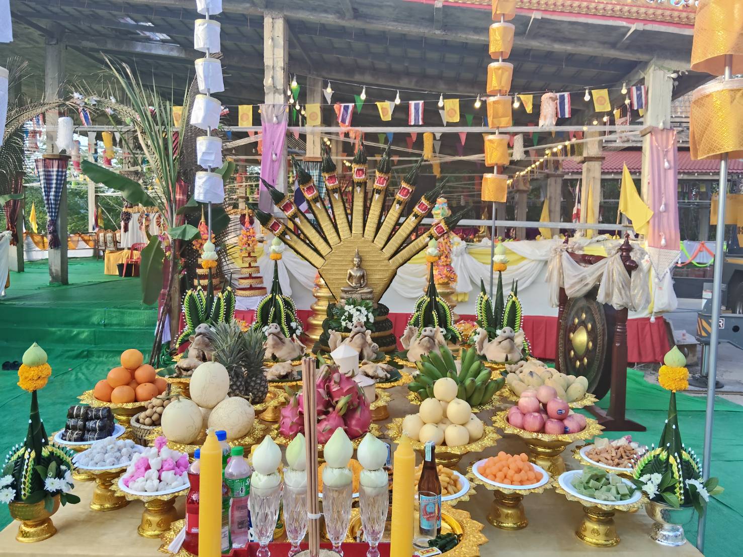 ชุดของไหว้ ผลไม้และขนมจัดวางอย่างสวยงามสำหรับพิธีทางศาสนา
