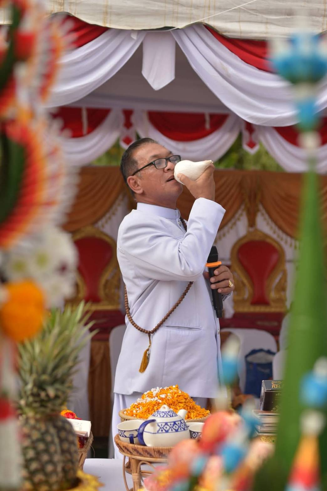 ชายเป่าสังข์ในพิธีทางศาสนา