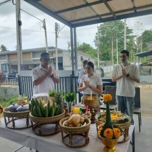 พิธีเปิดบริษัท: การจัดโต๊ะไหว้ขอพร พร้อมอาหารและผลไม้