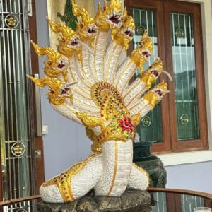 รูปปั้นพญานาค 9 เศียร สีขาว-ทอง ประดับเพชรพลอย สำหรับตกแต่งร้านค้า ธุรกิจ