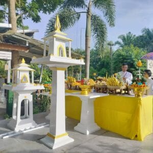 พิธีตั้งศาลถอนศาล: ชายหญิงถวายเครื่องบูชาผลไม้และดอกไม้